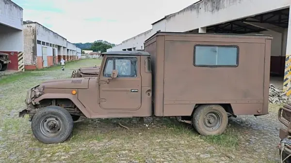 TOYOTA BANDEIRANTE BJ55LPBL 1T 4X4 Leilão do Exército tem viaturas militares 4x4
