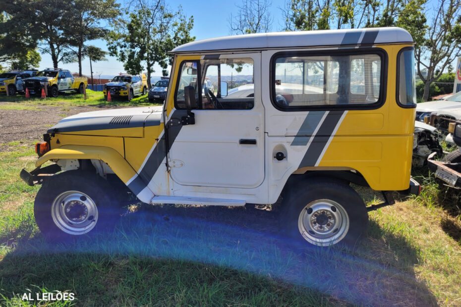 leilão de frota policia militar Caminhonete TOYOTA Bandeirante 199