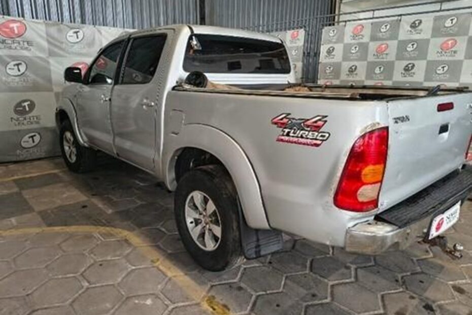 leilão de veiculos retomados de finaciamento TOYOTA - HILUX 4X4