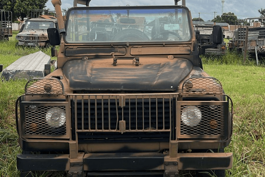 leilão de viatura militar do exercito Land Rover Defender 4x4