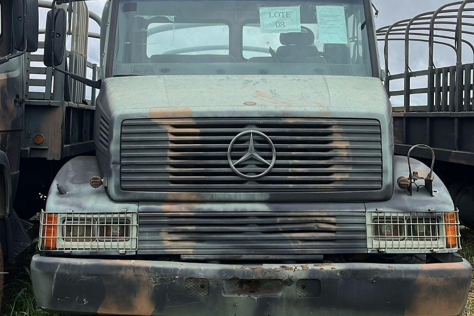 leilão de viatura do exercito Caminhão Mercedes-Benz 4X4