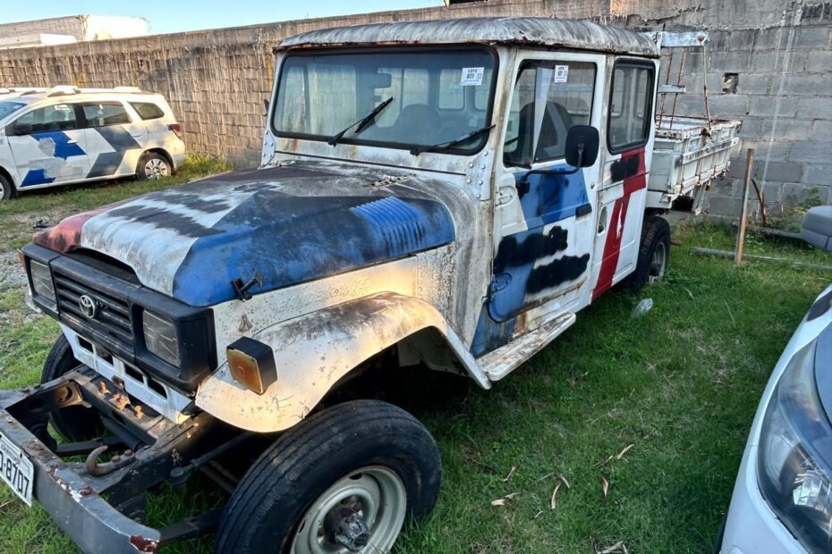 leilão veiculos policia militar Camionete TOYOTA BANDEIRANTE
