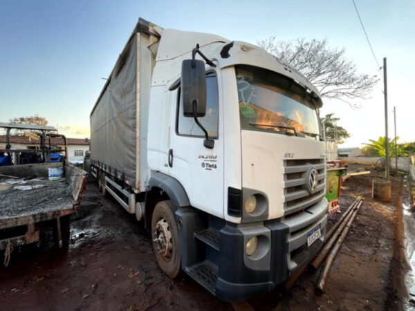 Caminhão 24.280 CRM 6X2 Leilão de prefeitura