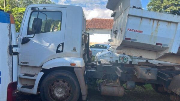 Caminhão Agrale Leilão veiculos frota de Prefeitura no Paraná