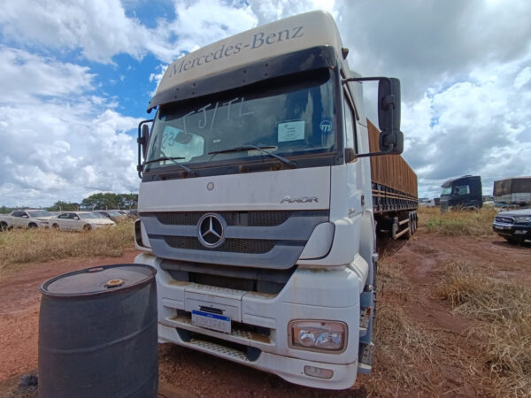 Caminhão Mercedes BENZ AXOR 2644S 6X4 Leilão de combate ao crime organizado