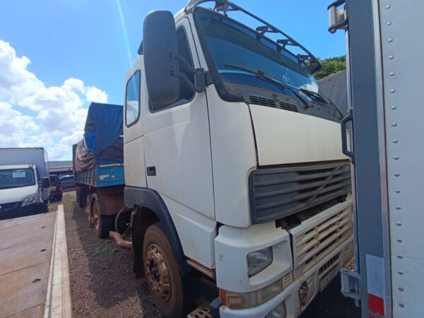 Caminhão VOLVO FH12 380 4X2T Leilão de combate ao crime organizado