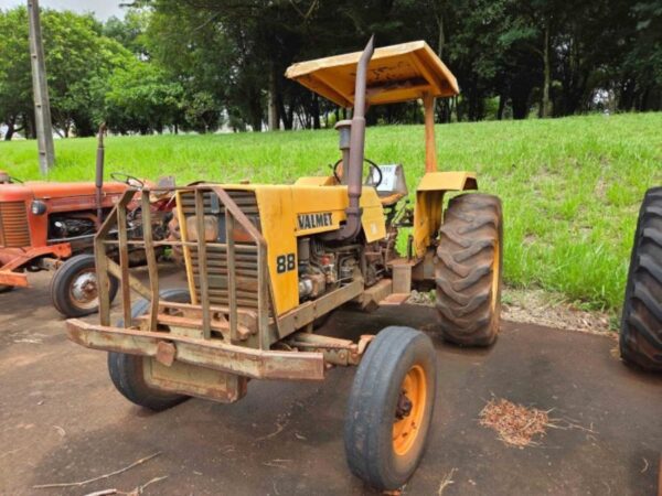TRATOR AGRÍCOLA 4X2 MARCA VALMET Leilão da Embrapa
