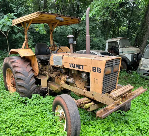 Trator Valmet leilão veiculos prefeitura