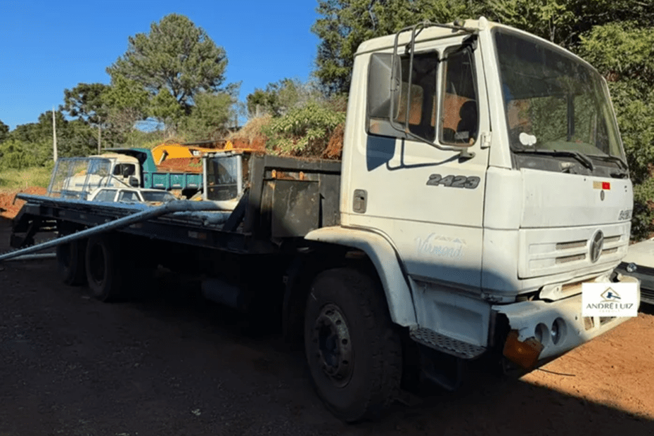Caminhão Mercedes Benz