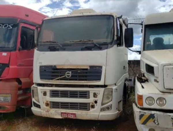 Caminhão VOLVO FH leilão veiculos PRF