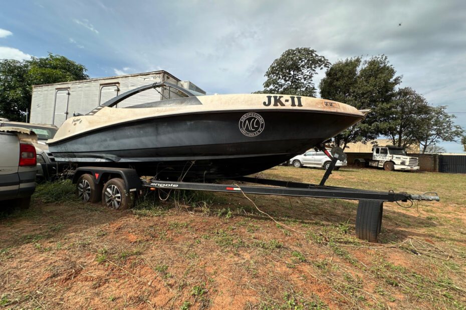Leilão de combate ao Trafico Embarcação de fibra F.Marine Motor Evinrude 150 HP 1