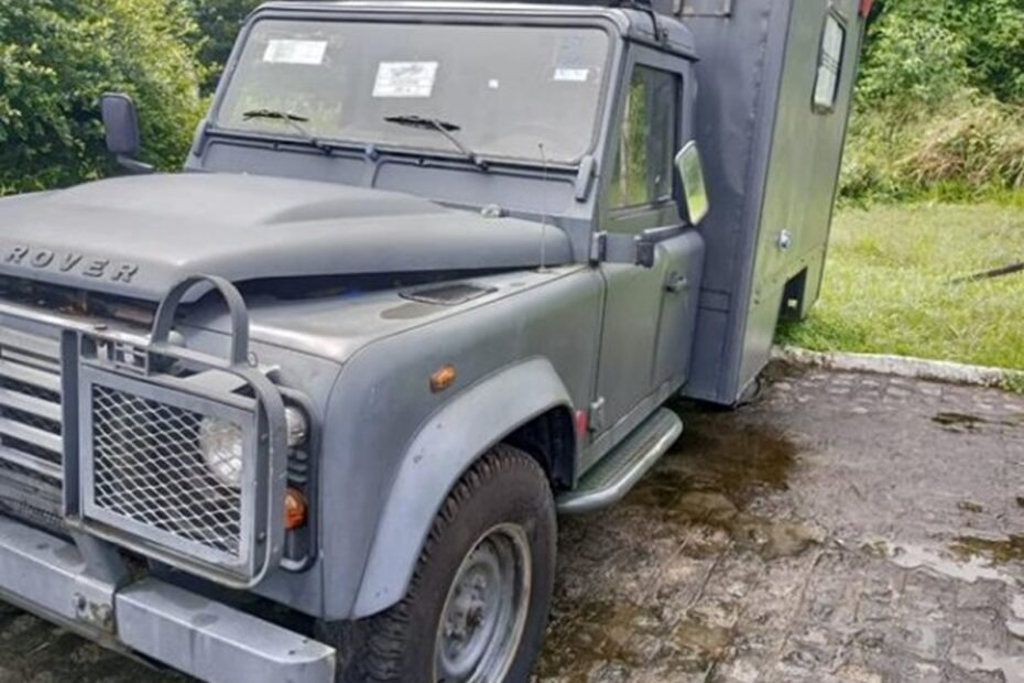 Leilão viaturas do Exército CAMINHONETE LAND ROVER DEFENDER 130 AMBULÂNCIA