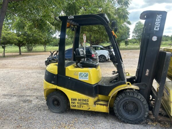 EMPILHADEIRA CLARK MODELO C25-L Leilão veiculos infraero