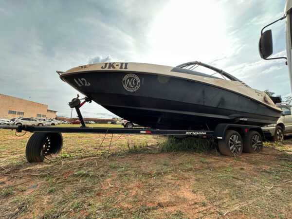 Embarcação de fibra F.Marine Motor Evinrude 150 HP leilão veiculos PF